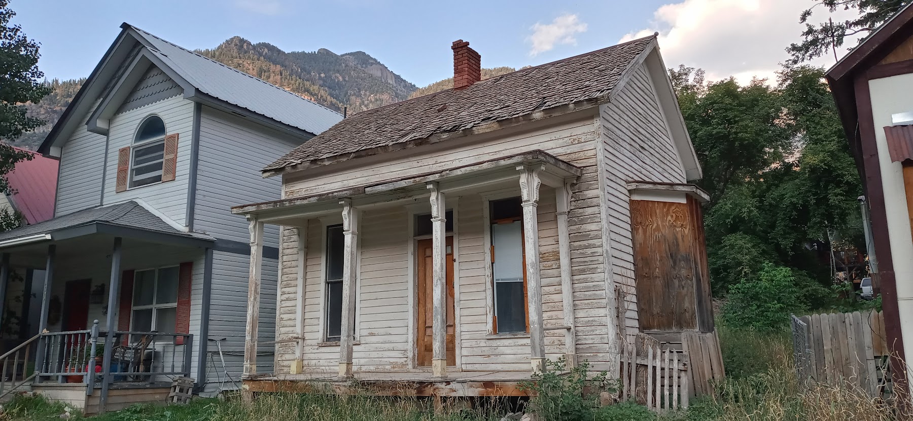 The town of Ouray, Colorado nestled in a valley surrounded by towering, snow-dusted mountains.