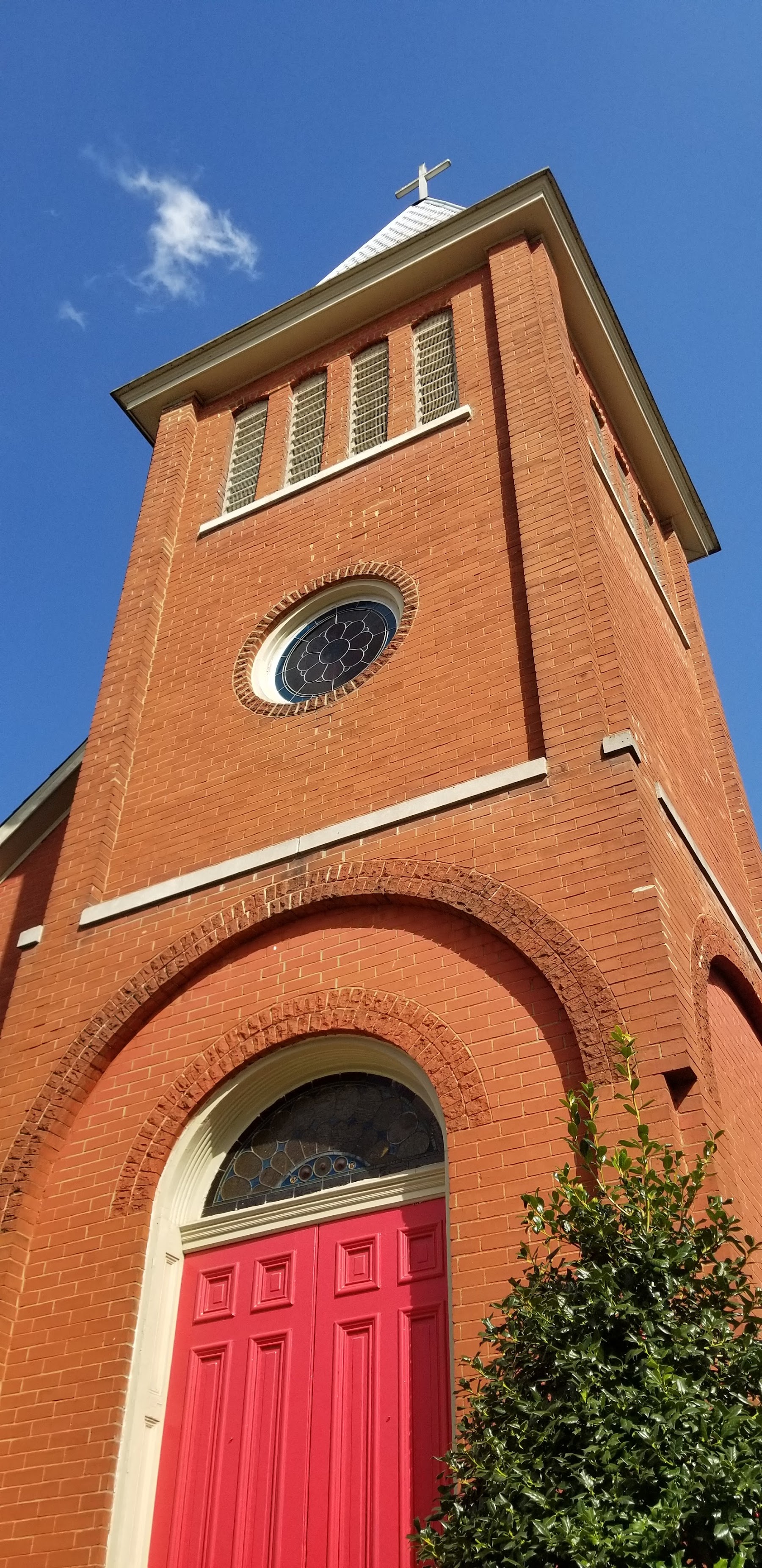The historic stone courthouse stands in the center of Bardstown's town square.